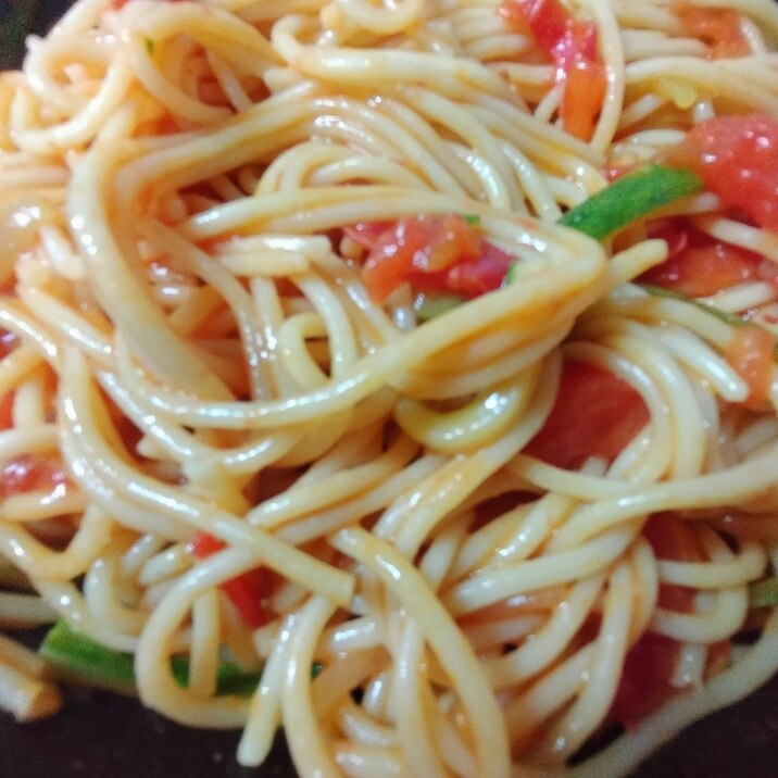 トマトときゅうり入りのカニのトマトクリームパスタ